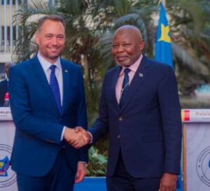 Processus de paix en RDC : Selon Vital Kamerhe limiter la médiation à quelques acteurs ne suffit pas. « L’Afrique, l’Union européenne et d’autres partenaires doivent être davantage associés.Ce mardi 19 août 2025, la ville de Kinshasa a, accueilli une conférence de presse conjointe entre Vital Kamerhe, président de l’Assemblée nationale de la République Démocratique du Congo, et Maxime Prévôt, Vice-Premier ministre et ministre belge des Affaires étrangères. Les échanges ont porté sur la situation sécuritaire dans l’Est de la RDC et sur la nécessité d’une diplomatie plus élargie pour consolider le processus de paix.