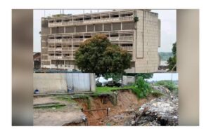 Lire la suite à propos de l’article Kisangani : une érosion menace dangereusement l’immeuble de la SNEL