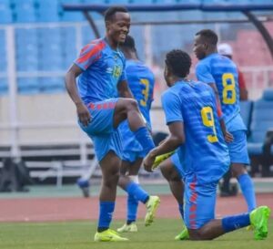 CHAN 2024 : Les Léopards abandonné à Nairobi ?Plus de trois jours après leur élimination face au Maroc (3-1), les Léopards A’ de la République démocratique du Congo n’ont toujours pas regagné Kinshasa. La délégation se trouve encore à Nairobi, au Kenya, alors que « la CAF exigeait la libération de l’hôtel 48 heures après la dernière rencontre », un délai déjà largement dépassé.
