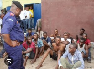 Lire la suite à propos de l’article RDC/Opération Ndobo: La Police a présenté 12 présumés criminels à Matadi.