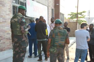 Lire la suite à propos de l’article Braquage de l&rsquo;agence SOFICOM à Kalemie : Les autorités militaires et policiers ont inspecté le lieu visité.