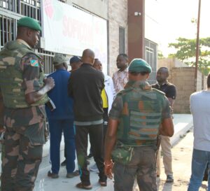 Braquage de l&rsquo;agence SOFICOM à Kalemie : Les autorités militaires et policiers ont inspecté le lieu visité.