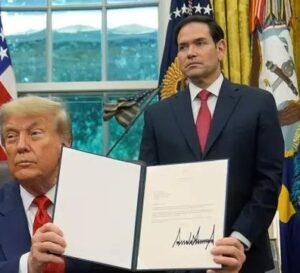 UN APPEL A TRUMP: IL FAUT ARRETER L’HEMORRAGIE ET SAUVER LES PROCESSUS DE WASHINGTON ET DOHA L&rsquo;Est de la RDC – Nord-Kivu, Sud-Kivu et Ituri – est désormais devenu le théâtre d&rsquo;horreurs inimaginables, avec plus de 300 civils massacrés en juillet seul, selon l&rsquo;ONU, alimentant les spectres d&rsquo;une balkanisation rampante qui menace de déchirer le géant congolais.Les massacres frappent, transformant villages et églises en charniers. À Rutshuru, dans le Nord-Kivu, du 9 au 21 juillet, le M23 – soutenu par les forces rwandaises – exécute froidement 319 innocents, dont 48 femmes et 19 enfants, dans quatre villages dévastés par des fusillades sommaires et des violences sexuelles atroces.Début août, à Komanda et dans les environs d&rsquo;Ituri et du Nord-Kivu, les ADF, affiliés à l&rsquo;État Islamique, sèment la terreur dans une église, massacrant plus de 30 civils à coups de machettes et de balles, laissant derrière eux des familles brisées et des communautés en fuite.Du 9 au 16 août, à Beni, Lubero et Ituri, ces mêmes ADF fauchent 52 vies supplémentaires, incendiant maisons et pillant tout sur leur passage, exploitant le vide sécuritaire laissé par les redéploiements des Forces Armées de la RDC (FARDC), alors que la présence des forces armée ougandaises, censées combattre les ADF et défendre les civils, par des opérations conjointes avec les FARDC, échouent lamentablement.Pire encore, les cessez-le-feu signés à Washington et Doha en juillet se révèlent être dans des impasses diplomatiques inquiétantes.Le M23, épaulé par Kigali, lance des offensives implacables au Nord-Kivu (Rutshuru, Masisi) et Sud-Kivu, conquérant des territoires, recrutant des enfants et massacrant civils en ignorant superbement les accords – des violations « systématiques » qui incluent pillages et attaques sur les FARDC.De l&rsquo;autre côté, les FARDC, alliées aux milices Wazalendo, FDLR et troupes burundaises, ripostent avec des bombardements quasi quotidiens à Walikale et Uvira, accusées par le M23 de provocations menant à une guerre totale, creusant un climat de méfiance qui engloutit tout espoir.Les ADF, quant à eux, exploitent ce chaos pour des attaques terroristes à Beni et Ituri, ignorant tout pacte et comblant le vide avec leur propre terreur.De plus, il sied de signaler les signes funestes comme la nomination d&rsquo;un consul kenyan à Goma, sans l’autorisation de Kinshasa et cela après que l’Ouganda ait décidé la réouverture de la frontière à Bunangana, occupée par les rebelles du M23 – donnent l’impression de fissures profondes dans l&rsquo;unité territoriale, même dans la vision diplomatique de certains voisins de la RDCongo.Diplomatiquement, Doha est bloquée : les pourparlers qataris, lancés avec une déclaration de principes le 19 juillet pour un cessez-le-feu, un retrait des forces et une restauration de l&rsquo;État, butent sur le mur du 18 août sans accord final, comme initialement annoncé. Le M23 boycotte, accusant Kinshasa de sabotages militaires ; le gouvernement riposte en pointant les massacres rebelles. Qatar tente un projet d&rsquo;accord le 17 août, mais c&rsquo;est un dialogue de sourds, laissant la porte entrouverte à des négociations futures sans substance, tandis que la SADC, au sommet de Madagascar le 17 août, fustige la marginalisation des efforts régionaux au profit des USA et Qatar.L&rsquo;ONU implore la protection des civils, l&rsquo;EAC reste muette, le Rwanda nie son rôle malgré les preuves et les rebelles poussent pour un dialogue via les églises, en quête d&rsquo;amnistie et de tout ce qu’elles ne peuvent et ne veulent plus obtenir à Doha, après la signature de l’Accord des Principes qui considèrent comme défavorable à leurs positions…En somme, ces mois de juillet août 2025 révèlent une RDC sous tension : massacres impunis, cessez-le-feu violé, et une négociation à Doha dans l’impasse qui accélère la descente vers le spectre d’une balkanisation de facto.Peut-être le moment est venu pour les accompagnateurs du processus qui sont le Président Trump et les Etats Unis, de siffler « la fin de la récréation » et remettre les processus de Washington et Doha sur les rails, avec beaucoup plus de détermination politique et diplomatique, que celle démontré par l’adoption de sanctions économiques de sociétés minières avec siège à Hong Kong.Eugène Diomi Ndongala,Démocratie Chrétienne https://x.com/EugeneDiomi/status/1957802893660004592