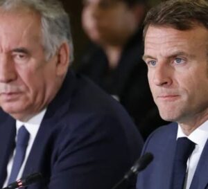 Perte de la souveraineté nationale en France : La population demande la démission de Macron et Bayrou.