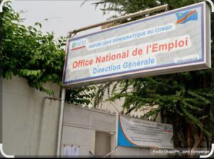 Lire la suite à propos de l’article Suspension de deux Directeurs à l&rsquo;ONEM : Fanon Beya accusé d&rsquo;étouffer la vérité !