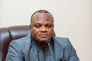 Lire la suite à propos de l’article Daniel Bumba sur une chaise éjectable : Assemblée provinciale de Kinshasa cible le gouverneur.