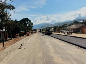 Lire la suite à propos de l’article Uvira : lancement de la pose de la couche d’enrobé sur la RN5, un tournant décisif pour la voirie urbaine
