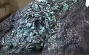 Lire la suite à propos de l’article Madagascar : Découverte d’un bloc d’émeraude de 300 kg dans le palais présidentiel