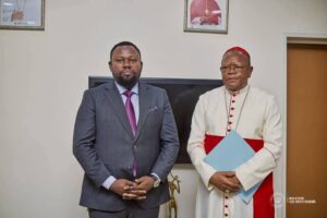 Lire la suite à propos de l’article RDC : L’Église et le gouvernement saluent la reconnaissance des génocides commis sur le sol congolais Vers la fin de l’impunité ? Kinshasa, un tournant historique. Le ministre congolais des Droits humains, Samuel Mbemba, a officiellement remis au Cardinal Fridolin Ambongo les résolutions adoptées par les États africains reconnaissant les génocides perpétrés en République démocratique du Congo depuis plus de deux décennies. Un acte symbolique puissant, mais surtout une étape décisive dans la lutte pour la vérité, la justice et la réparation des millions de victimes des atrocités commises à l’Est du pays. « Une victoire diplomatique », selon l’Église catholique En recevant ce document, le Cardinal Ambongo a salué la détermination de la RDC à rompre avec la culture du silence et de l’oubli. Pour l’Église, cette reconnaissance continentale représente une victoire majeure pour les familles des victimes, longtemps noyées dans l’indiffére