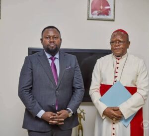 RDC : L’Église et le gouvernement saluent la reconnaissance des génocides commis sur le sol congolais Vers la fin de l’impunité ? Kinshasa, un tournant historique. Le ministre congolais des Droits humains, Samuel Mbemba, a officiellement remis au Cardinal Fridolin Ambongo les résolutions adoptées par les États africains reconnaissant les génocides perpétrés en République démocratique du Congo depuis plus de deux décennies. Un acte symbolique puissant, mais surtout une étape décisive dans la lutte pour la vérité, la justice et la réparation des millions de victimes des atrocités commises à l’Est du pays. « Une victoire diplomatique », selon l’Église catholique En recevant ce document, le Cardinal Ambongo a salué la détermination de la RDC à rompre avec la culture du silence et de l’oubli. Pour l’Église, cette reconnaissance continentale représente une victoire majeure pour les familles des victimes, longtemps noyées dans l’indiffére